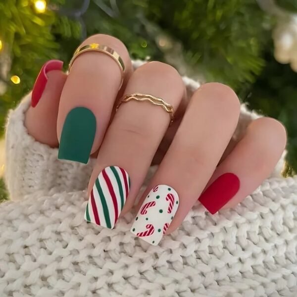 24pcs Medium Short Fake Nails for Gluing Christmas Acrylic Nail Art Stripes Cheap False Nails for Girls Nails Press on With Glue